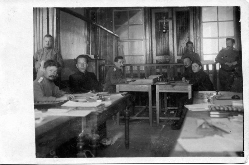 В помещении военного штаба, 1916 год