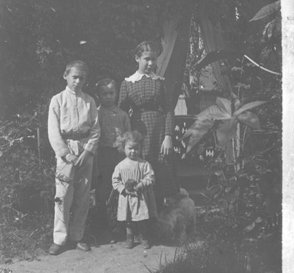 Дети в палисаднике, 1920-е