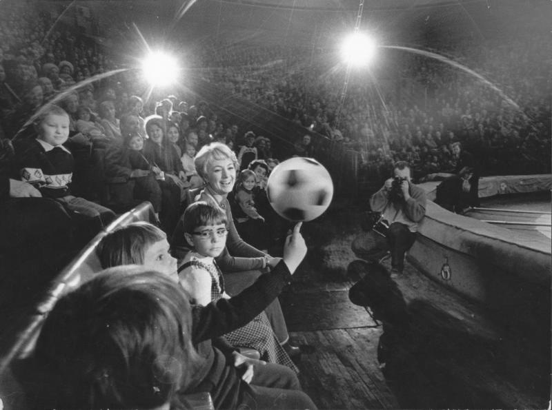 Ширли Джонс и клоун Май, 1975 год, г. Москва. Выставка «Янки в СССР» с этой фотографией.