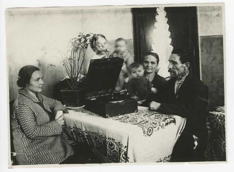 Стахановец Е. П. Столяров с семьей слушает патефон, 1930-е. Выставка «"Вертушки" и пластинки XX века» с этой фотографией.&nbsp;