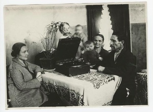 Стахановец Е. П. Столяров с семьей слушает патефон, 1930-е