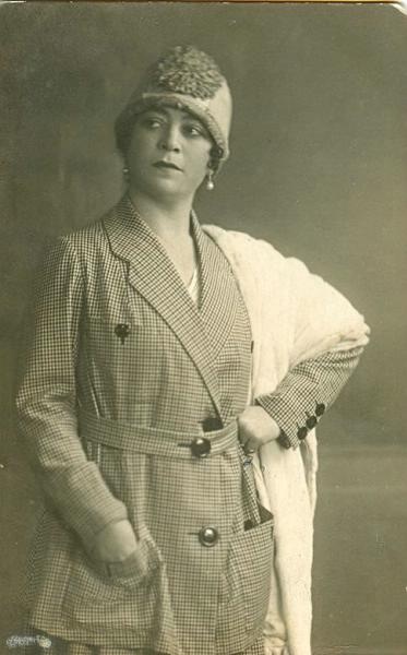 Женщина в белой шали, 1920-е. Выставка «В стиле НЭП» с этой фотографией.