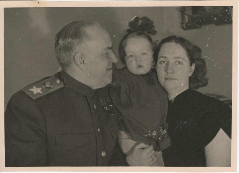 Георгий Жуков с дочерьми Эрой и Марией, 1958 - 1959. Выставка «В кругу семьи: от Ульянова до Ельцина» с этой фотографией.