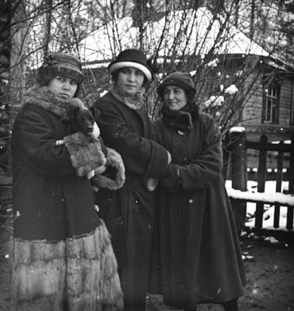 В палисаднике, 1910-е. В центре — А. Н. Авдонина.