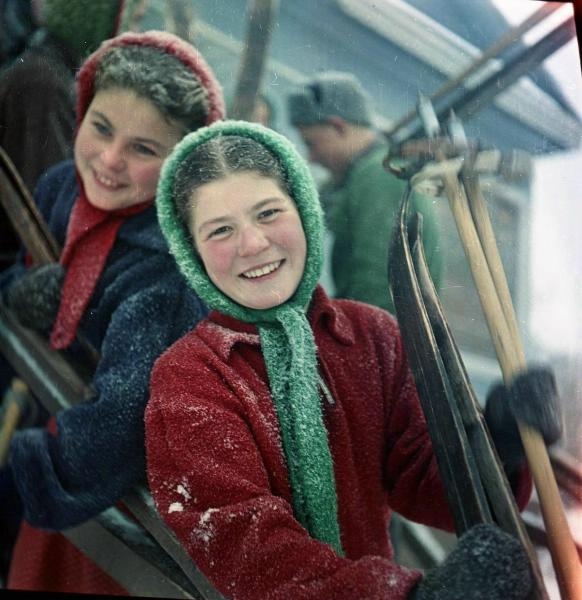 Юная лыжница, 1957 - 1958, Тульская обл., с. Ясная Поляна. Выставка «Советские дети» с этой фотографией.