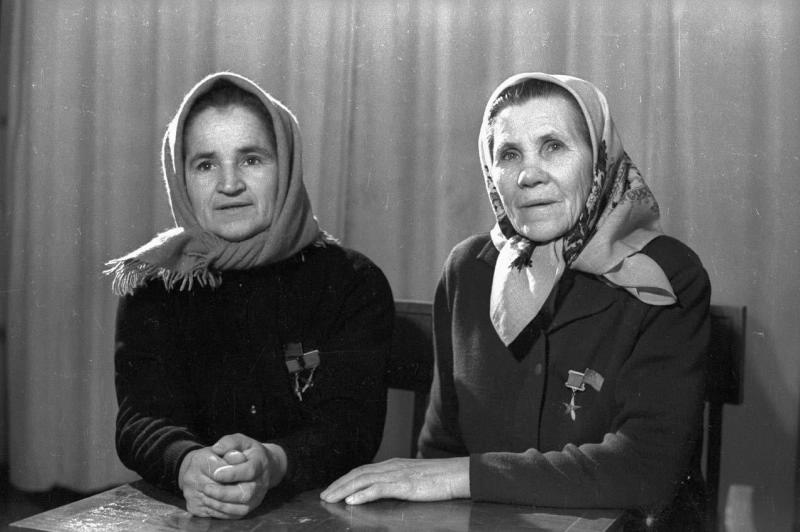 Дважды Герой Социалистического Труда Анна Ладани и Герой Социалистического Труда Надежда Заглада в Государственном доме радиовещания и звукозаписи, 1960-е, г. Москва