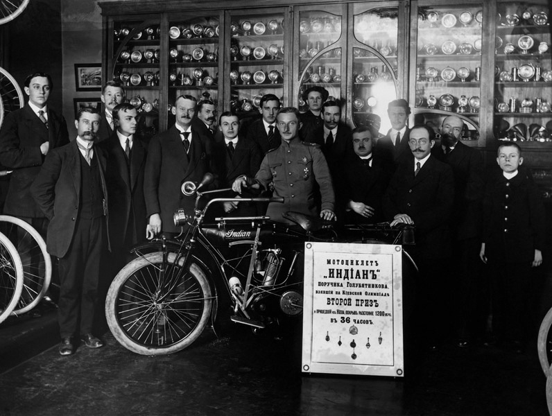 Поручик Голубятников и сотрудники торгового дома «Победа» демонстрируют мотоцикл «Индиан», 1913 год, г. Санкт-Петербург. Выставка «Скорость, драйв, мотоцикл – снято!» с этой фотографией.&nbsp;