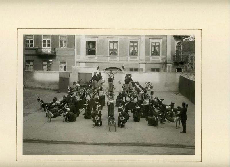 Пирамида из юношей и девушек, 1910-е, г. Варшава