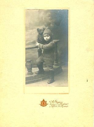 Детский портрет, 1923 год, г. Петроград. Сейчас – Санкт-Петербург. С 18 августа 1914 года до 26 января 1924 года – Петроград, с 26 января 1924 года до 6 сентября 1991 года – Ленинград.