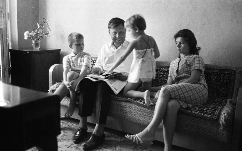 Семья в комнате, 1967 год, Волгоградская обл., г. Волжский