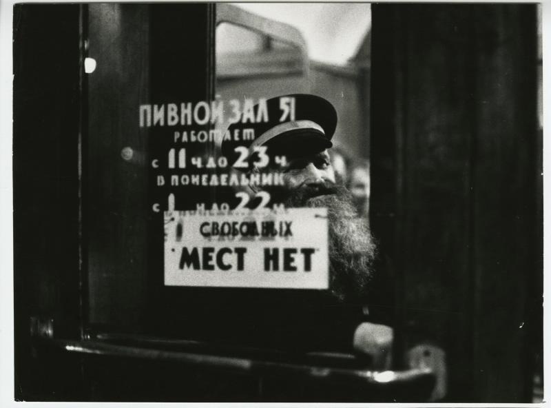 Швейцар за дверями Пивного зала ресторана «Нева», 1960-е. Выставка «Одной приятной летней ночью...» с этой фотографией.&nbsp;