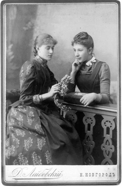 Портрет двух девушек, 1890-е, г. Нижний Новгород. Альбуминовая печать.
