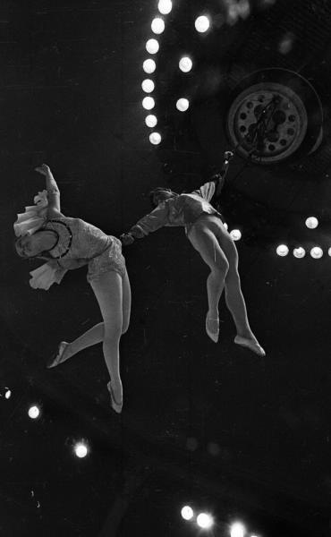 Воздушные гимнасты Запашные, 1971 - 1973, г. Москва. Выставка «Цирк!» с этой фотографией.