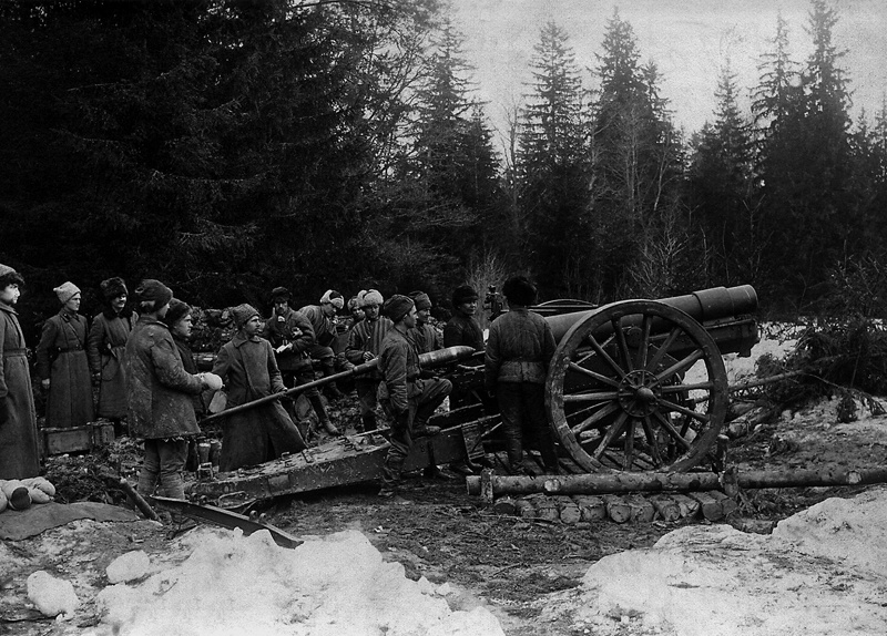3-я батарея 4-го артиллерийского тяжелого дивизиона «М» на позиции у мызы Дубки, март 1921, Петергофский у., Ораниенбаумская волость , дер. Дубки. Выставка «21 фотография 1921 года», видео «Кронштадт-1921» с этой фотографией.