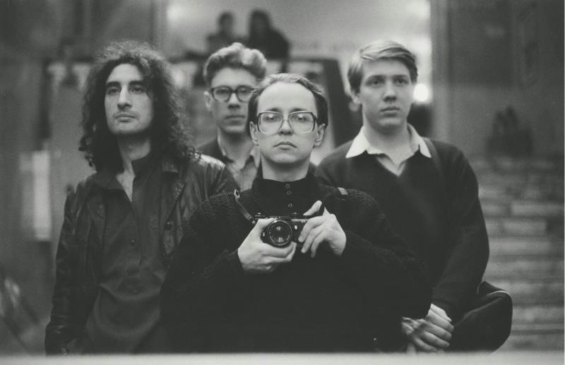 Автопортрет в зеркале с Борисом Юханановым и братьями Олейниковыми, 1988 год, г. Москва. Выставка «Фотографы» с этой фотографией.