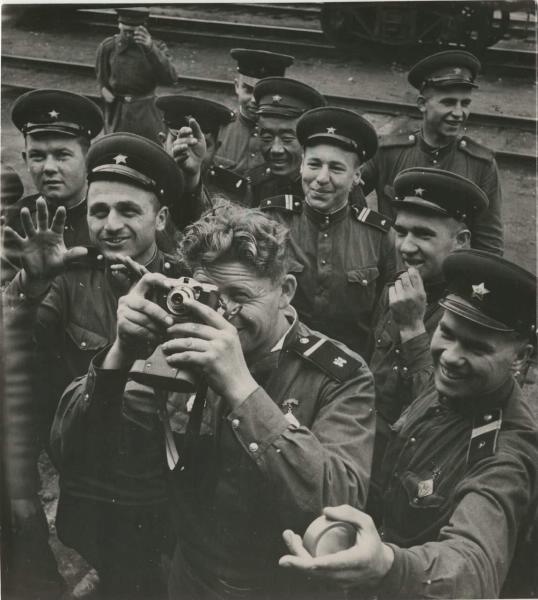 «Н.С. Лях с фотоаппаратом, подаренным трудящимся Дрездена при проводах, первые снимки делает в пути», 1956 год, ГДР, г. Дрезден. Из серии «Возвращение на родину».