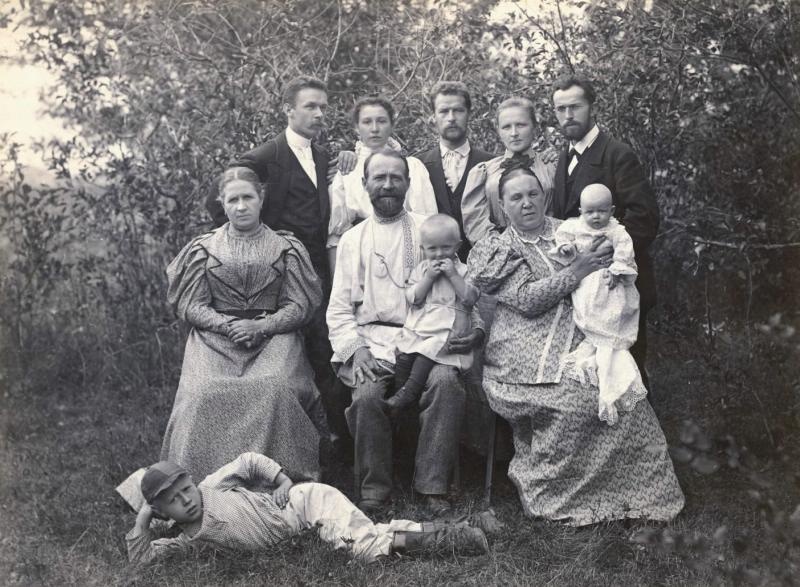 Портрет семьи фотографа Павла Левинского, 1899 - 1903. Справа стоят Павел Левинский с супругой.