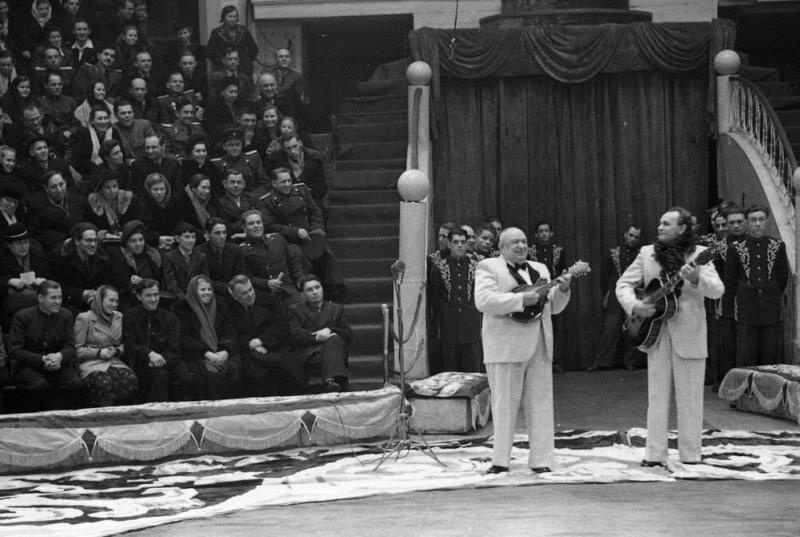 Музыкальные эксцентрики-куплетисты Григорий Рашковский и Николай Скалов, 1950 - 1951, г. Москва, Цветной бульвар