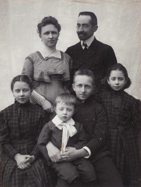 Портрет семьи фотографа Павла Левинского, 1908 - 1910