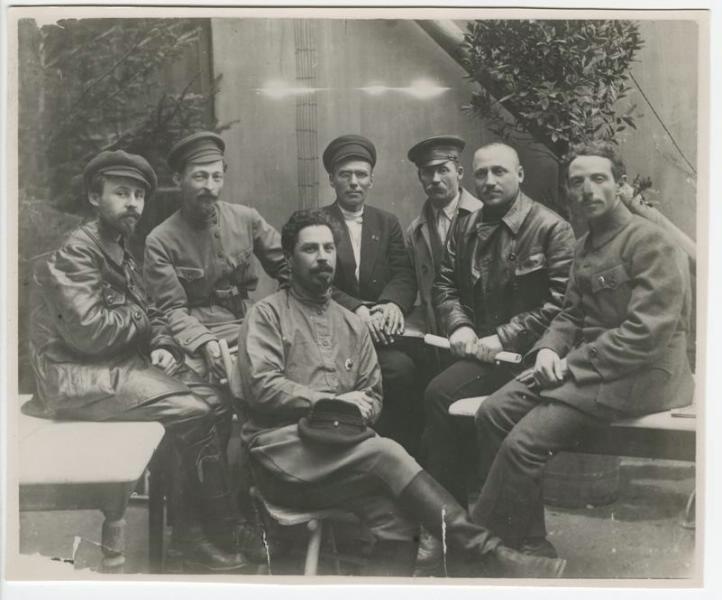 Феликс Дзержинский в группе работников ВЧК, 1919 год
