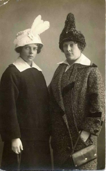 Портрет женщин в пальто и в шляпках, 1914 год