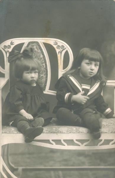 Дети на диване в стиле модерн, 1890 - 1910