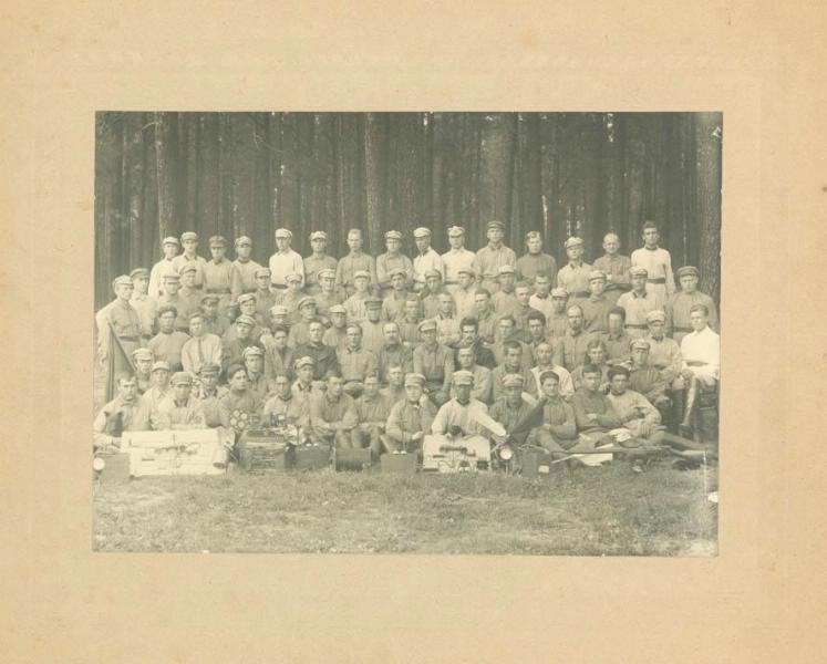Групповой портрет красноармейцев роты связи с шефами, 1925 год