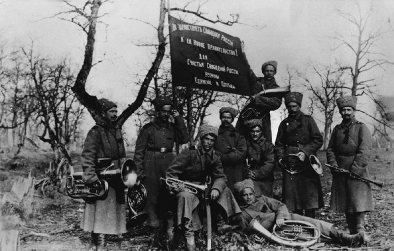 Группа музыкантов с красным флагом, 1917 - 1919, Волынская губ., Луцкий у.. IX-ый Гренадерский сибирский полк к западу от деревни Воля Садовская Луцкого уезда Волынской губернии.