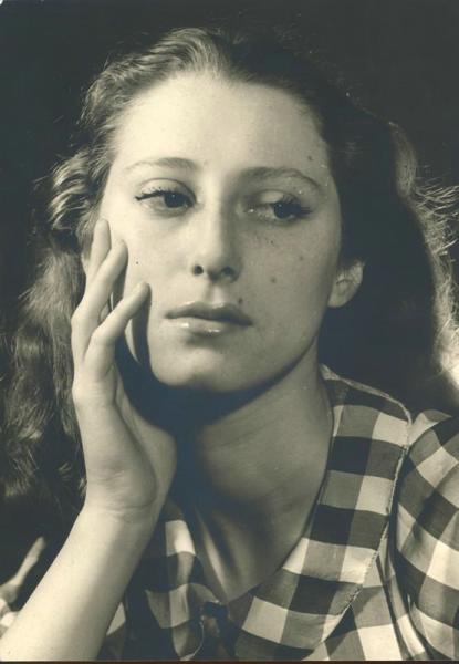 Портрет Майи Плисецкой, 1950-е. Выставки&nbsp;«Когда все были молодыми», «Клетка на все времена» и видео «Плисецкий стиль» с этой фотографией.