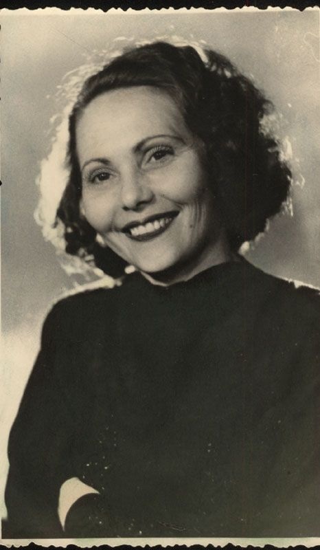 Портрет улыбающейся женщины в темном платье, 1950-е, Владимирская обл., г. Муром. Жена дяди Юлии Волхонской.