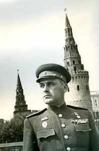 Герой Советского Союза Глеб Бакланов, 29 мая 1945, г. Москва. С мая 1943 года – командир 13-й гвардейской стрелковой дивизии. Под командованием Глеба Бакланова дивизия успешно участвовала в Курской битве, битве за Днепр, Уманско-Ботошанской и Львовско-Сандомирской наступательных операциях. В августе 1944 года назначен командиром 34-го гвардейского стрелкового корпуса и руководил им в ходе Висло-Одерской, Берлинской и Пражской наступательных операций.