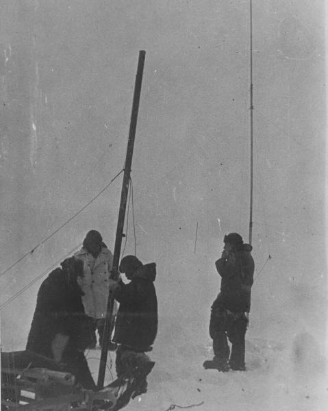 Измерения, 6 июня 1937 - 19 февраля 1938, Северный полюс. Высадка экспедиции на лед была выполнена 21 мая 1937 года. Официальное открытие дрейфующей станции «Северный полюс-1» состоялось 6 июня 1937 года.
