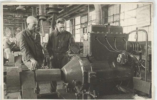 Испытание тракторного мотора в восстановленном цехе, 1947 - 1949