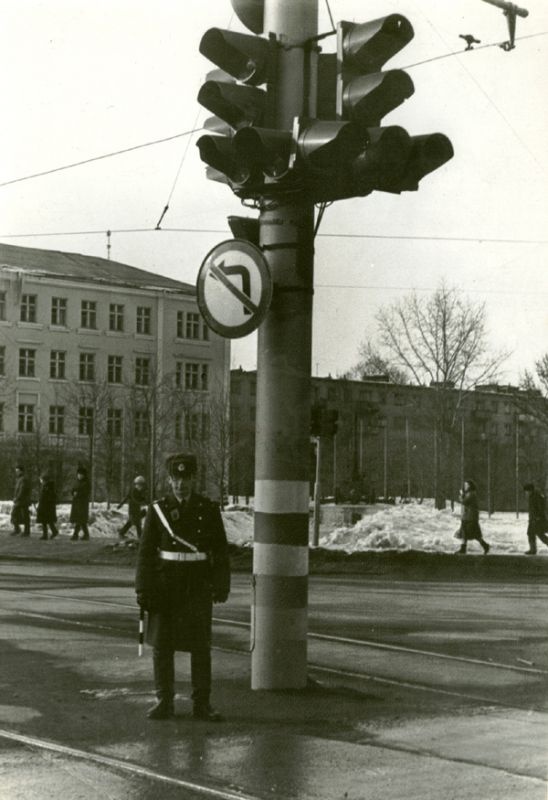 Пост № 1 ГАИ, 1980-е, Вологодская обл., Череповецкий р-н, г. Череповец. Выставка «Будни советского светофора» с этой фотографией.