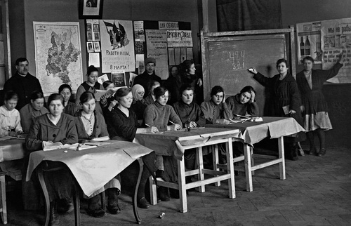 Урок в школе грамоты при рабочем клубе «Красная звезда», 1923 год