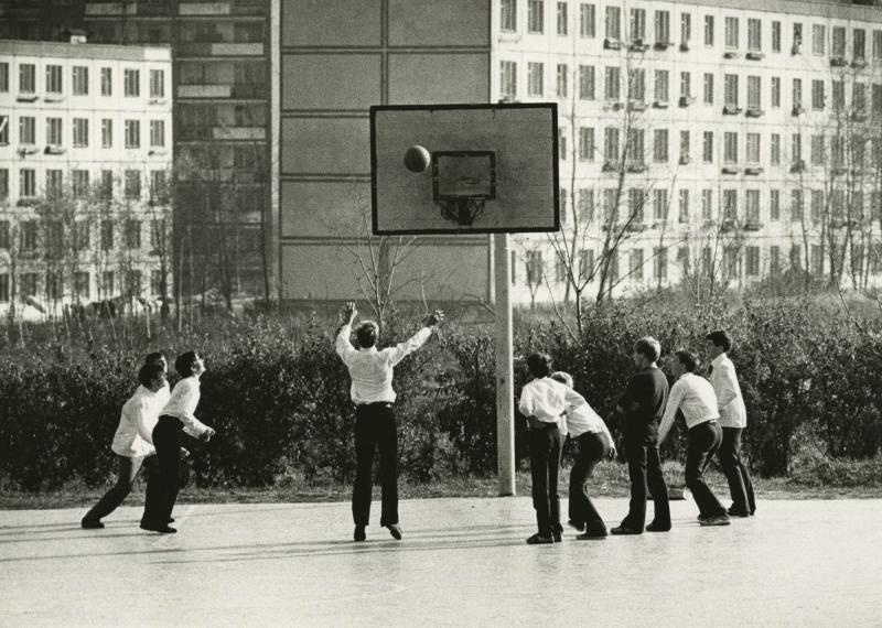 Баскетбол, 1970-е. Выставка «Стук мяча и скрип кроссовок» с этой фотографией.