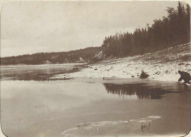 На берегу реки, 1910-е. Из серии «Этнографическая экспедиция по Северу».