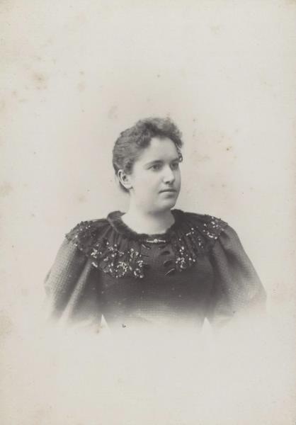 Женский портрет, 1891 - 1898, г. Москва. Альбуминовая печать.
