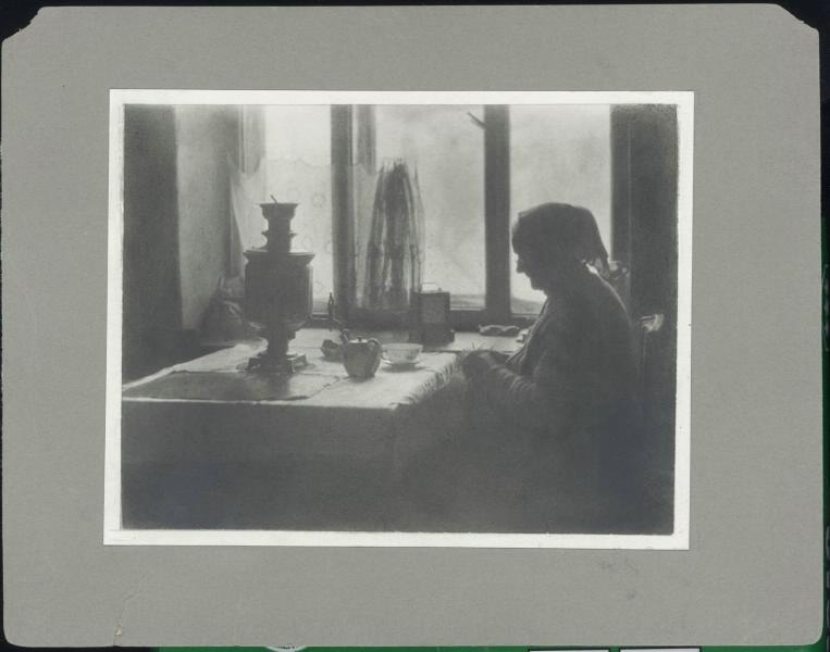 У окна, 1930-е, Московская обл.. Выставка «Лучшие фотографии Василия Улитина» с этой фотографией.