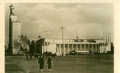 ВДНХ. Павильон СССР, 1939 - 1950, г. Москва. Вид с площади Колхозов на главный павильон ВСХВ&nbsp;– Всесоюзной Сельскохозяйственной Выставки (1938–1939, арх. В. А. Щуко, В. Г. Гельфрейх, А. В. Великанов) и 52-метровую башню со скульптурой «Тракторист и Колхозница» (скульпторы Р. Н. Будилов, А. А. Стрекавин). Сломаны в 1950-х, на их месте построен новый главный павильон.