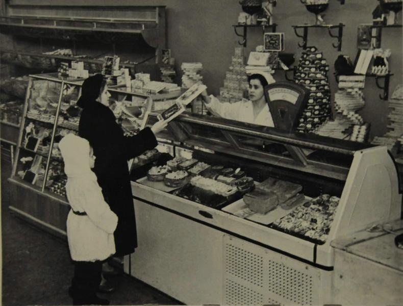Кондитерский отдел гастронома, 1961 год, Сталинградская обл., Краснооктябрьский р-н, пос. Мирный. Из серии «Город Сталинград. Отдельные магазины и предприятия общественного питания, открытые в 1961 г.».Ныне Волгоградская область.