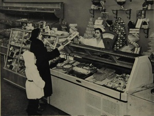 Кондитерский отдел гастронома, 1961 год, Сталинградская обл., Краснооктябрьский р-н, пос. Мирный. Из серии «Город Сталинград. Отдельные магазины и предприятия общественного питания, открытые в 1961 г.».Ныне Волгоградская область.