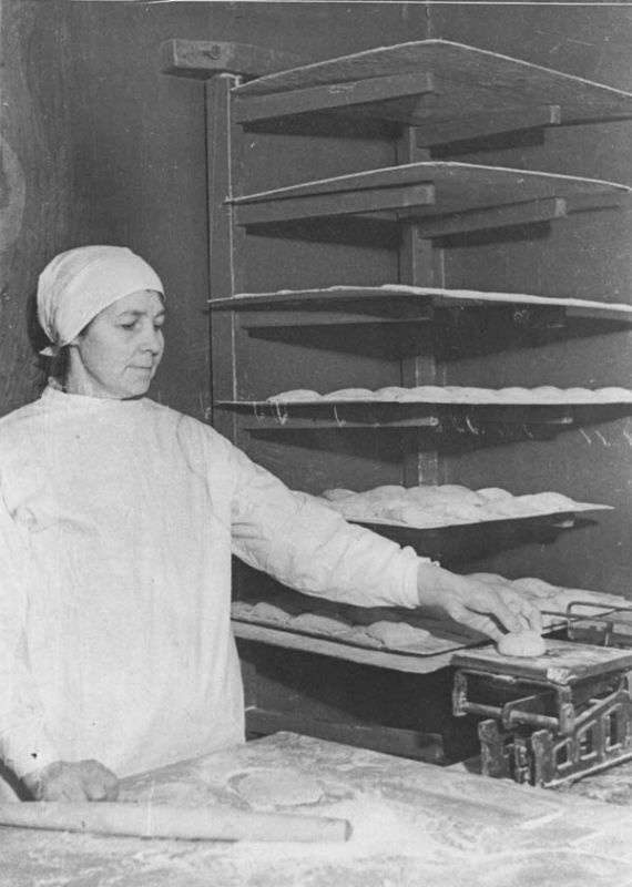 Мастер пирожкового цеха мясокомбината товарищ Погодина взвешивает тесто для пирожков, 1940 год, г. Череповец. Выставка «С пылу, с жару!» с этой фотографией.&nbsp;