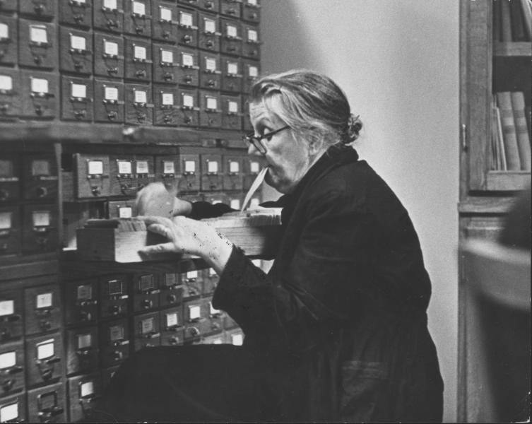 В библиотеке механико-математического факультета МГУ, 1963 год, г. Москва. Выставка «Библиотеки» с этой фотографией.