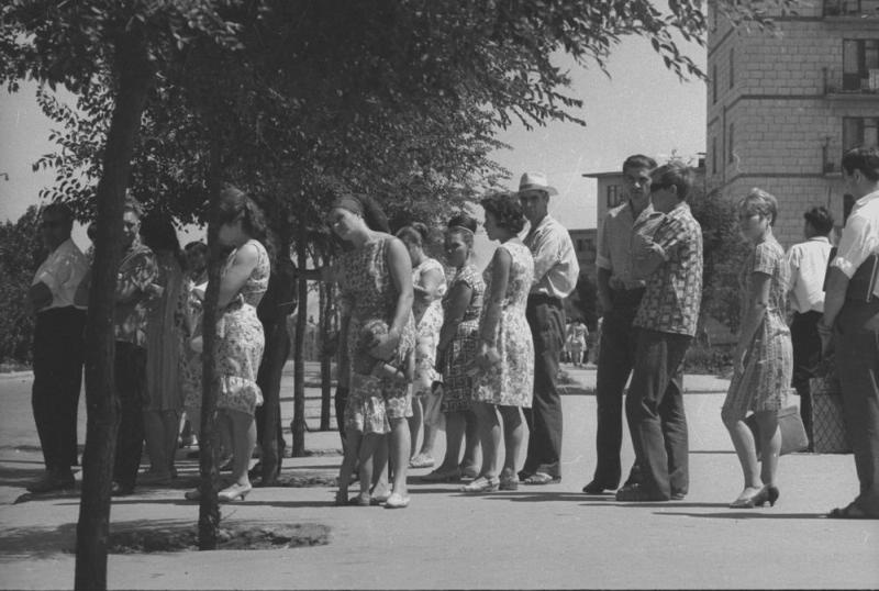 Люди на улице, 1967 год, Волгоградская обл., г. Волжский