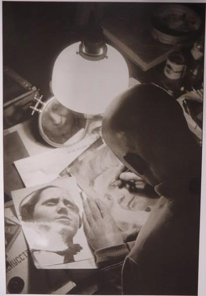 Александр Родченко ретуширует отпечатки, 1934 год. Выставка «Остались за кадром» с этой фотографией.