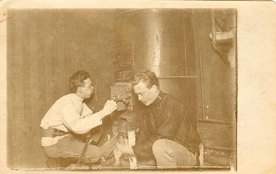 Двое мужчин у печки-голландки, 1910-е