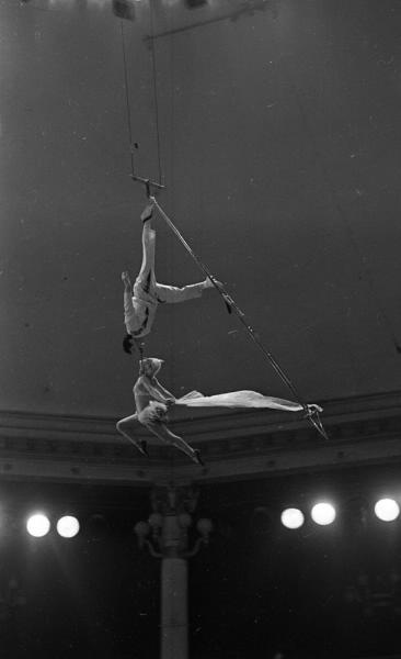 Цирк. Воздушные гимнасты Полина Чернега и Степан Разумов, 1961 год, г. Москва