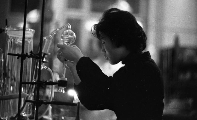 На химическом практикуме (кореянка), январь 1963, г. Москва