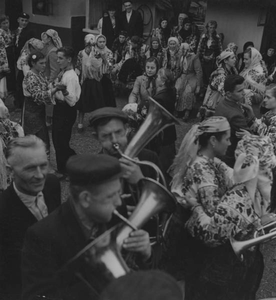 На деревенской вечеринке «веселье», 1950-е, Украинская ССР. У музыкантов в руках духовой инструмент - эуфониум (баритон).